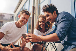 groupe de jeunes regardent smartphone